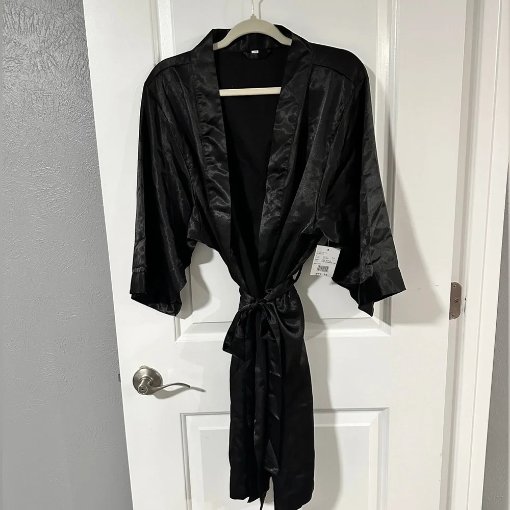 NWT David’s Bridal Mrs. Satin Robe - Picture 2 of 9